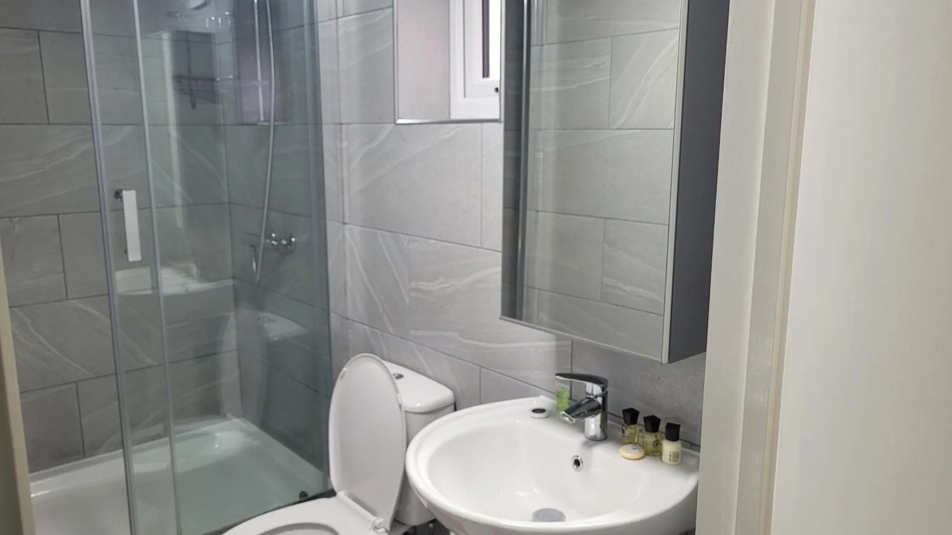 Lovely 2-Bed Fully Refurbished House In London Villa 0*,  Birleşik Krallık